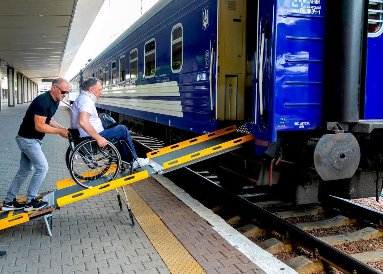 Особлива увага на залізниці до осіб з інвалідністю