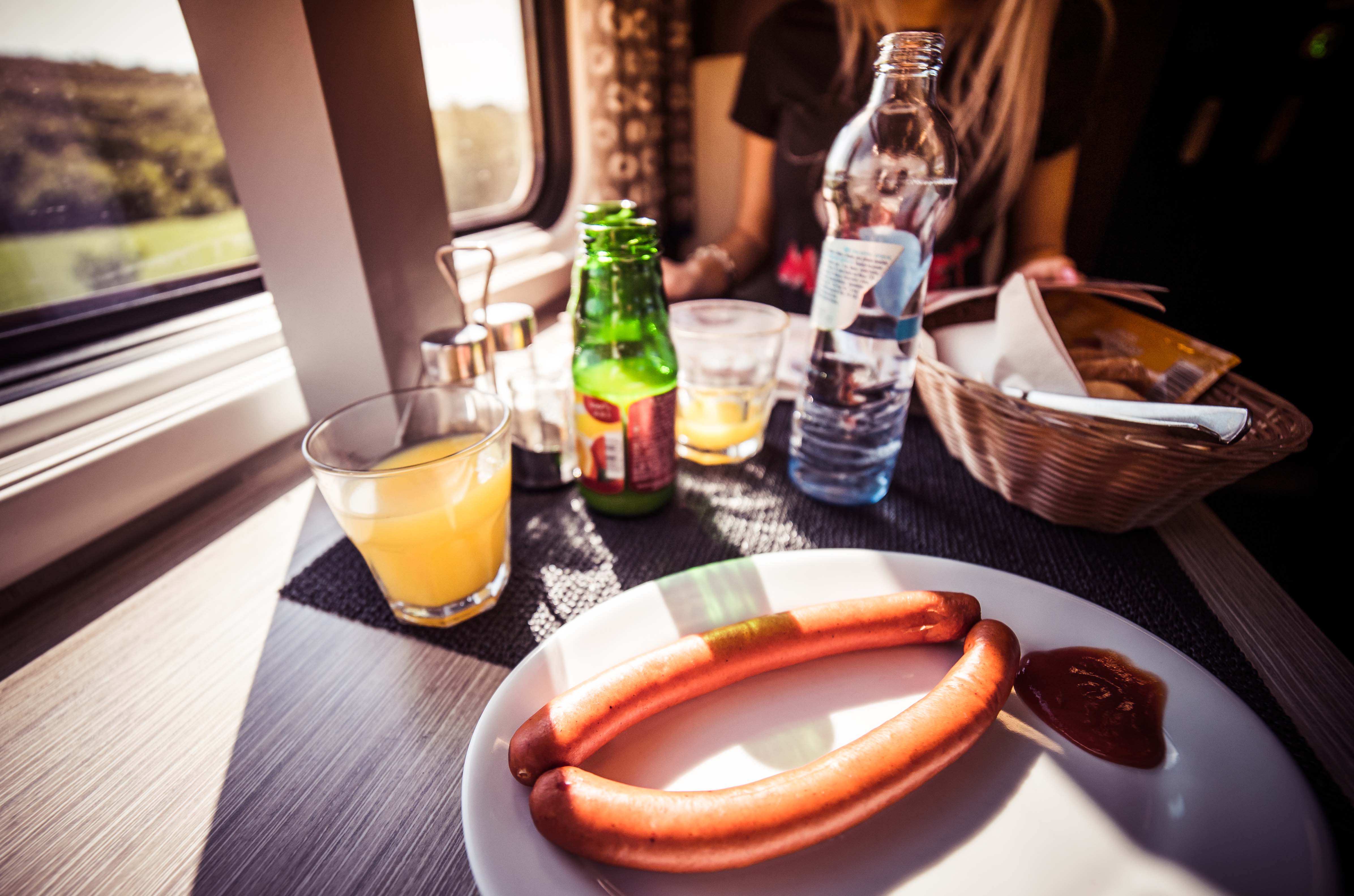 Лучшие варианты еды для перекуса в поезде: как сделать вашу поездку более комфортной